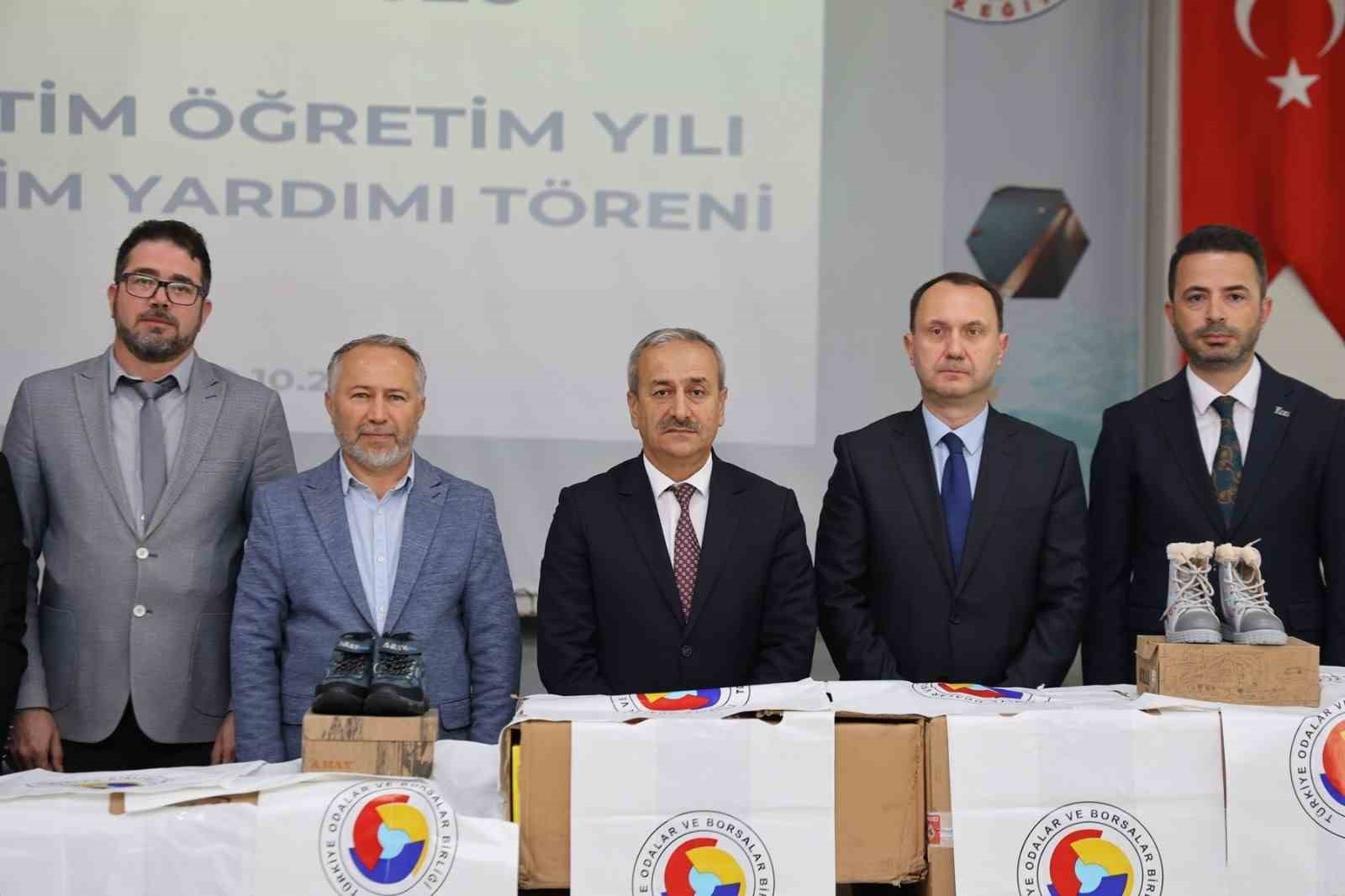 Karab&uuml;k TSO&rsquo;dan 294 &ouml;ğrenciye kışlık bot desteği
