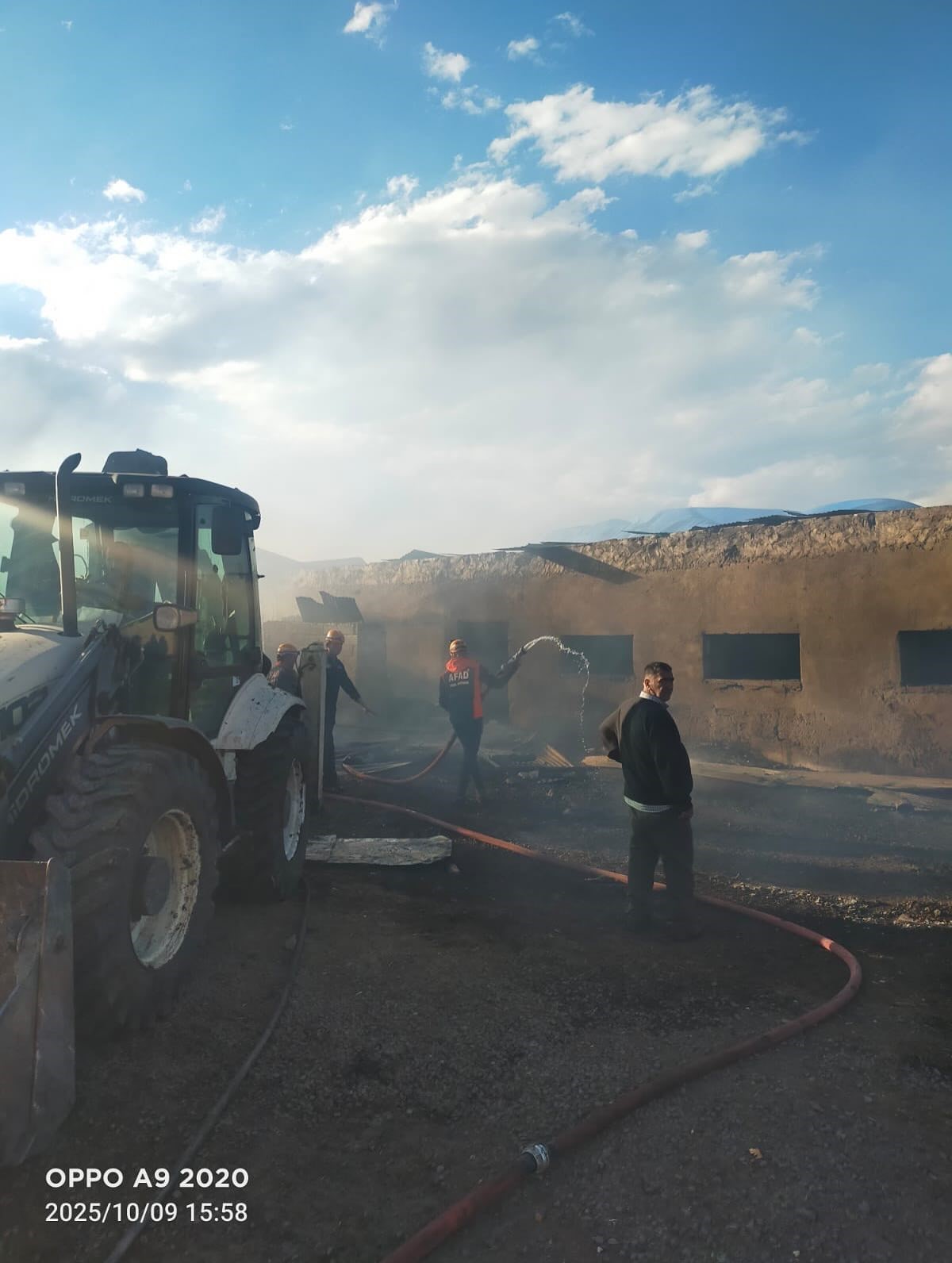 Ahır yangınında 15 küçük ve 8 büyükbaş hayvan telef oldu