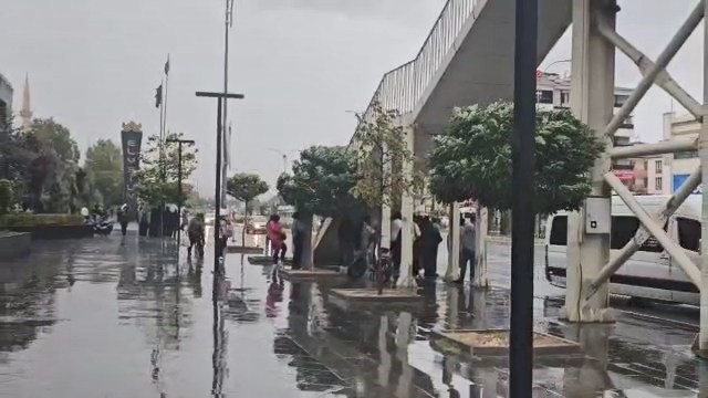 Elazığ&rsquo;da sağanak ve fırtına etkili oldu
