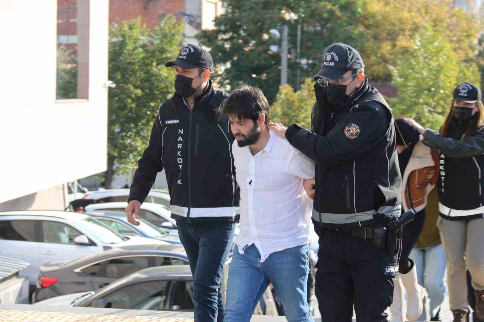 Eskişehir&rsquo;de eş zamanlı uyuşturucu operasyonu: 8 kişi tutuklandı
