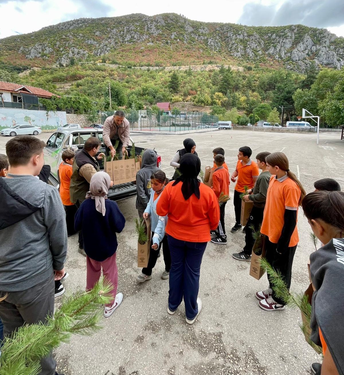 Yeşil vatan için her öğrenciye bir fidan