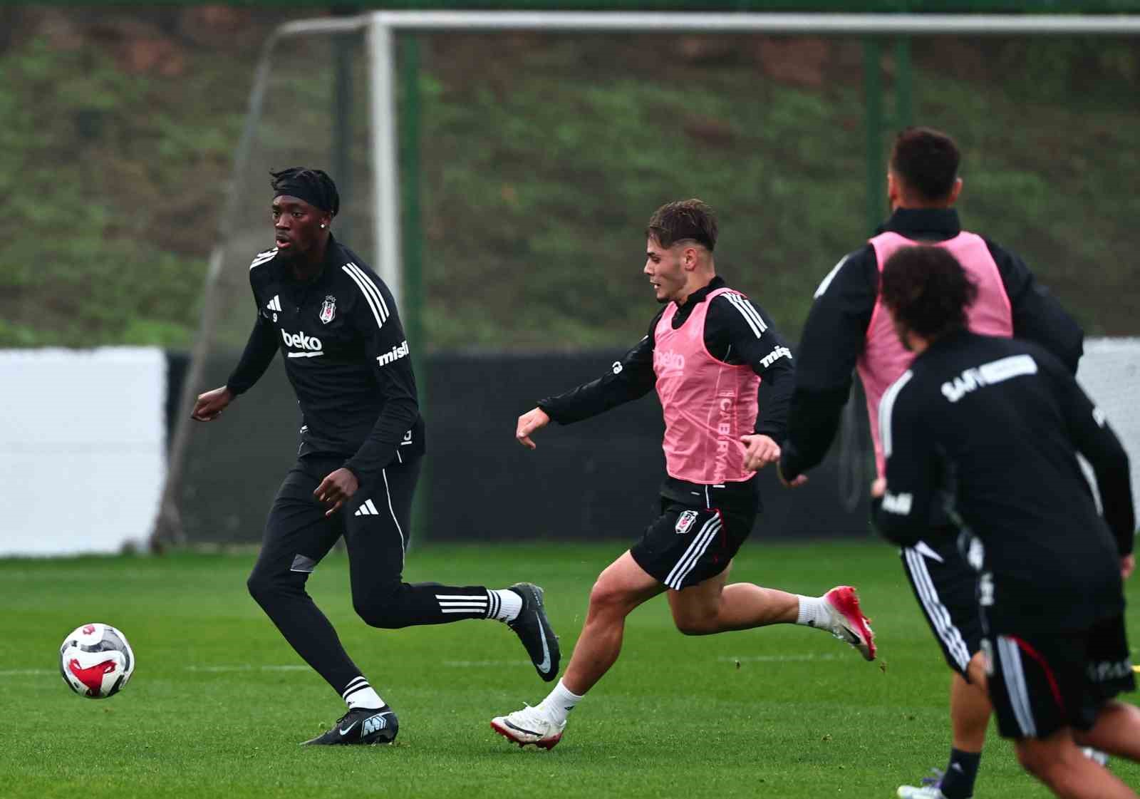 Beşiktaş, akşam idmanında kondisyon çalıştı