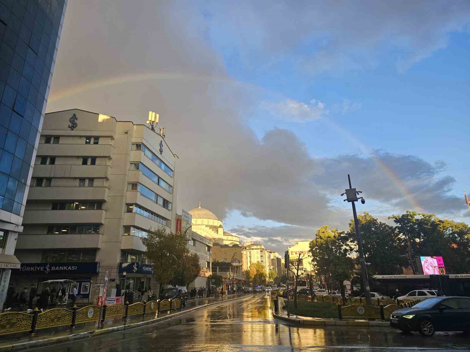 Elazığ’da gökkuşağı görsel şölen sundu