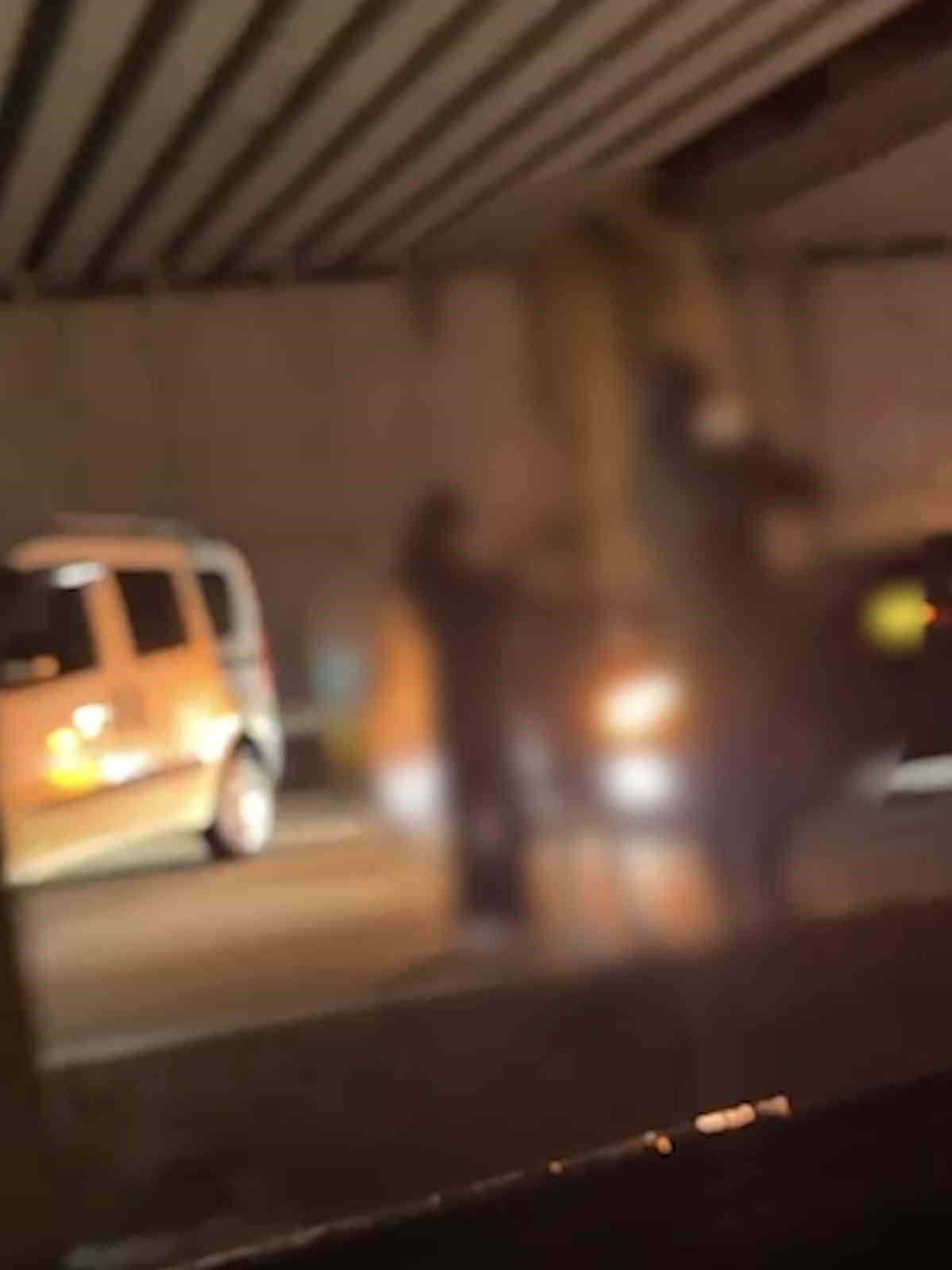 Yol kapatarak eğlenen 4 sürücüye cezai işlem