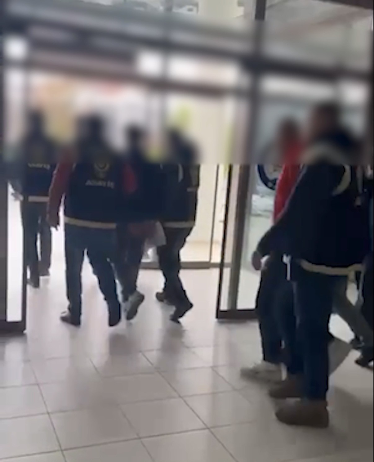 Yol kapatarak eğlenen 4 sürücüye cezai işlem