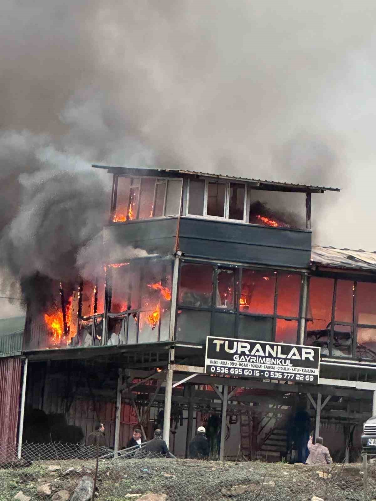 Kocaeli’de çıkan yangında 2 katlı konteyner küle döndü