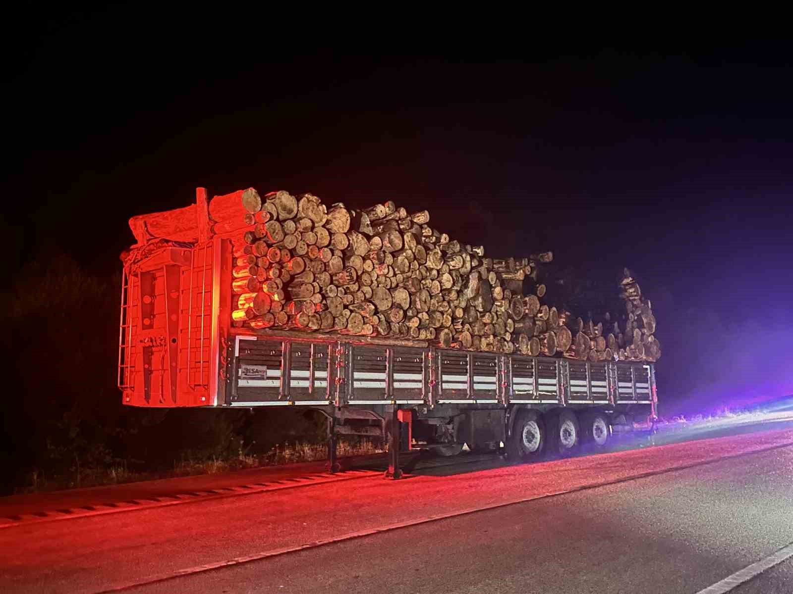 Lastikleri tutuşan tomruk yüklü tırı yanmaktan itfaiye kurtardı
