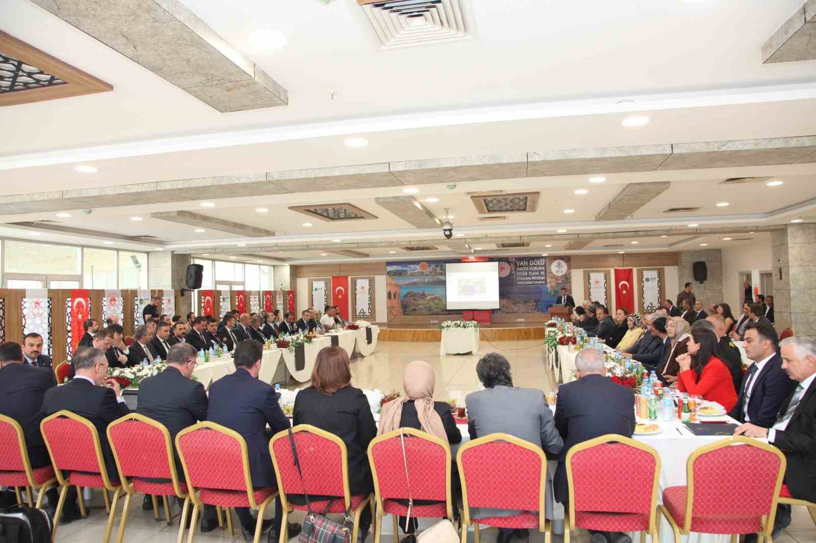 Van Gölü’nden yaklaşık 2 milyon metreküp bir dip çamuru çıkarıldı