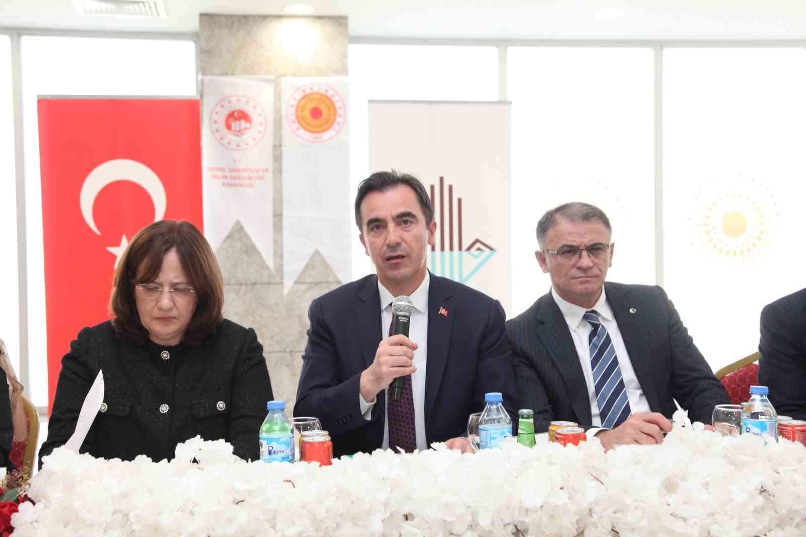 Van G&ouml;l&uuml;&rsquo;nden yaklaşık 2 milyon metrek&uuml;p bir dip &ccedil;amuru &ccedil;ıkarıldı
