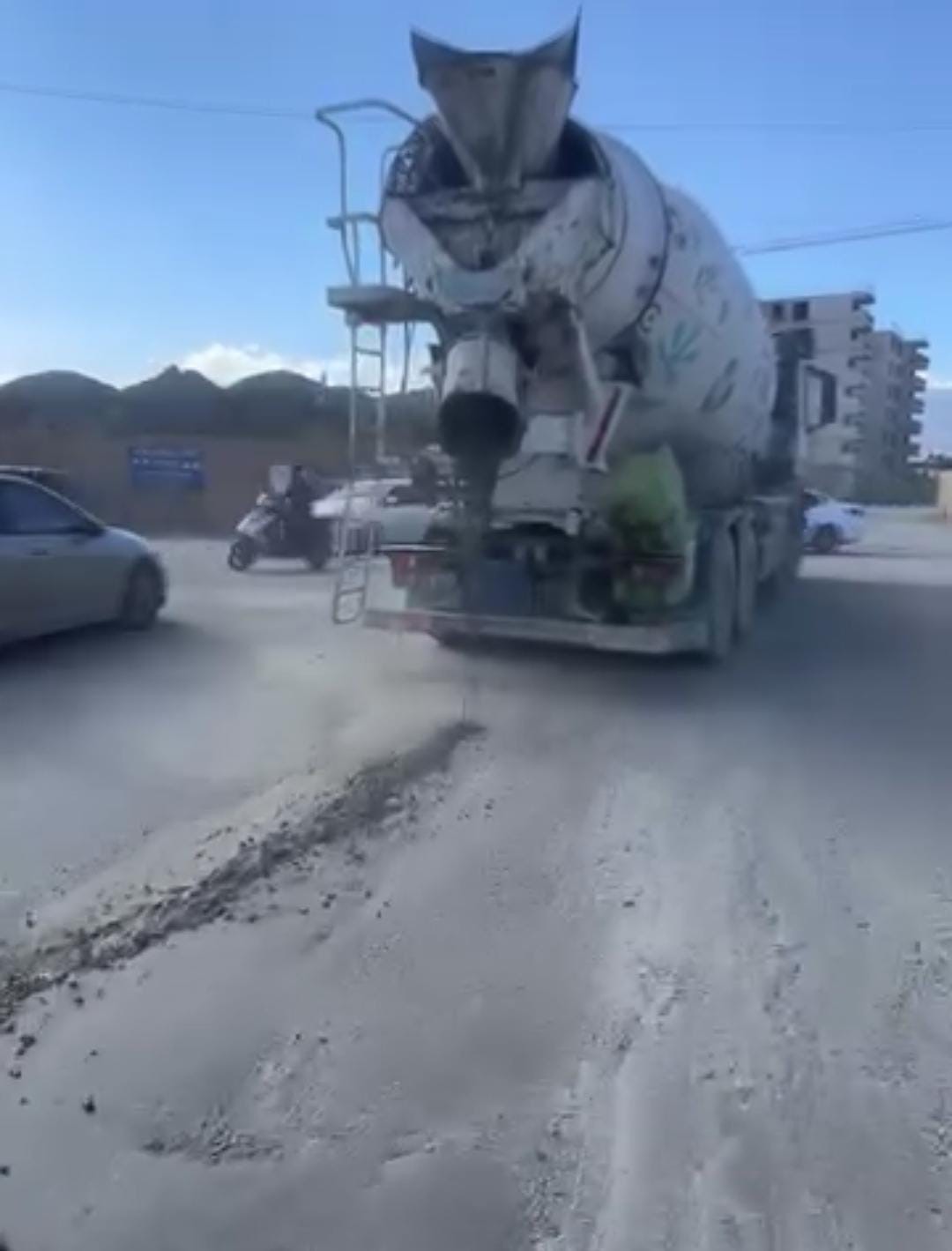 Seyir halindeki mikserin yola beton d&ouml;kt&uuml;ğ&uuml; anlar kamerada
