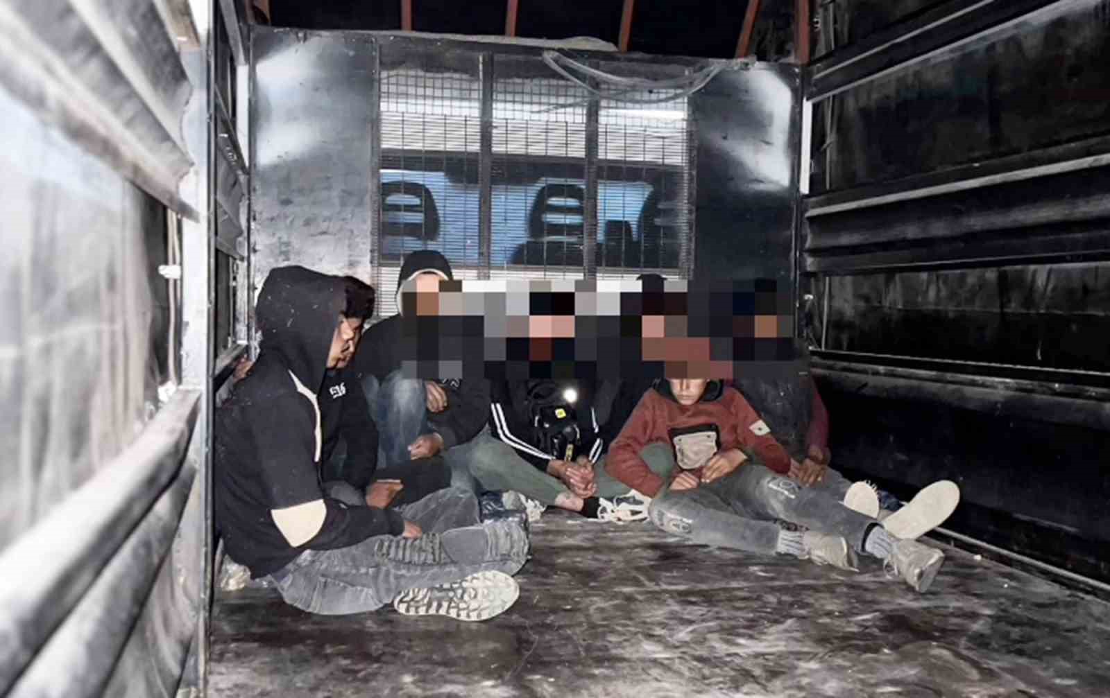 Kamyonet kasasında taşınan 8 göçmen yakalandı