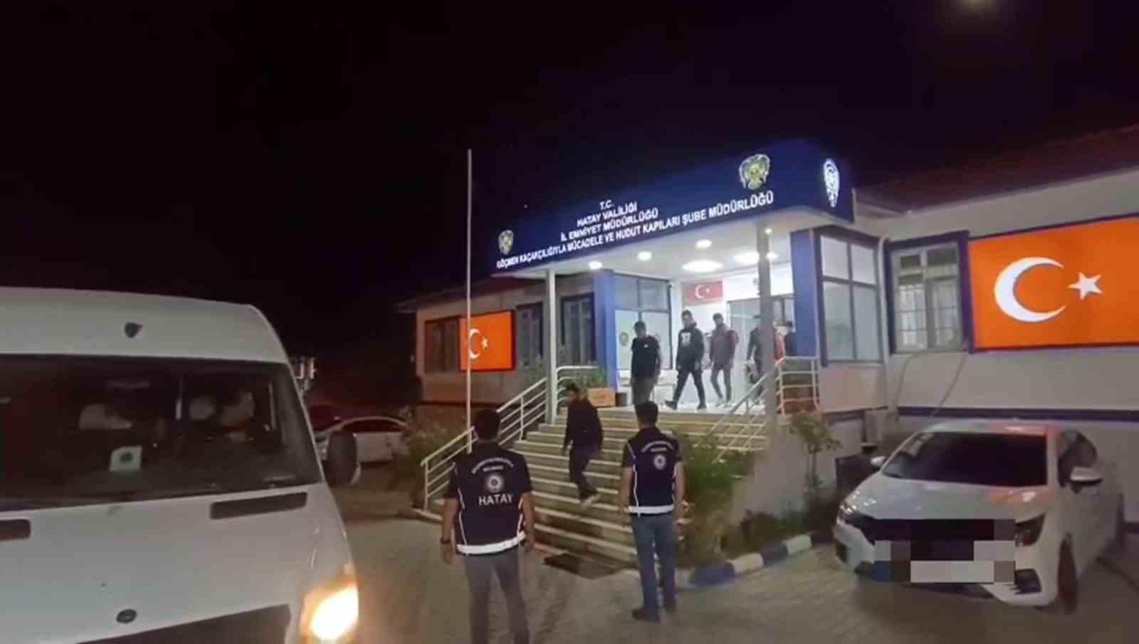 Kamyonet kasasında taşınan 8 g&ouml;&ccedil;men yakalandı
