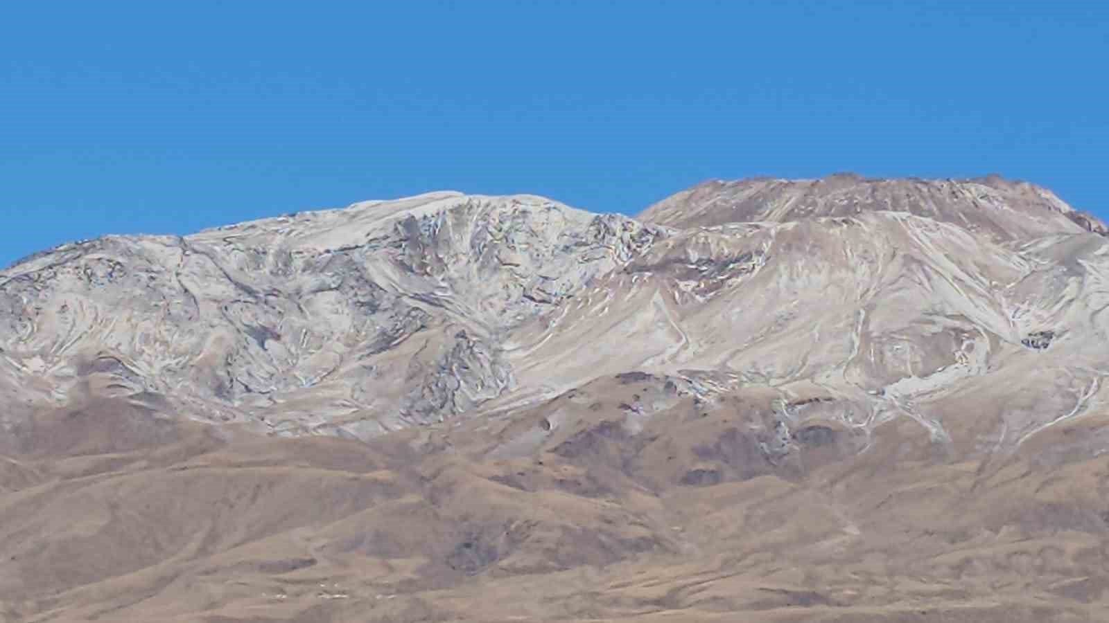 S&uuml;phan Dağı beyaza b&uuml;r&uuml;nd&uuml;
