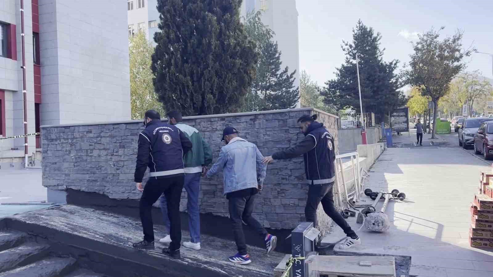 Erzurum&rsquo;da g&ouml;&ccedil;men ka&ccedil;ak&ccedil;ılığı operasyonu
