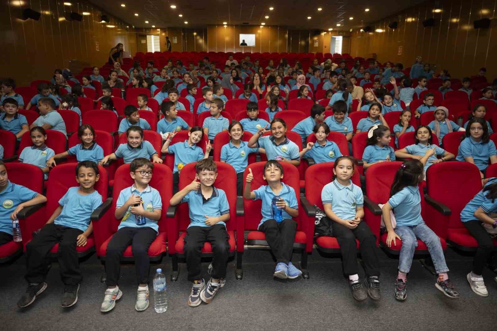 Mersin Şehir Tiyatrosu çocuklar için perdelerini açtı