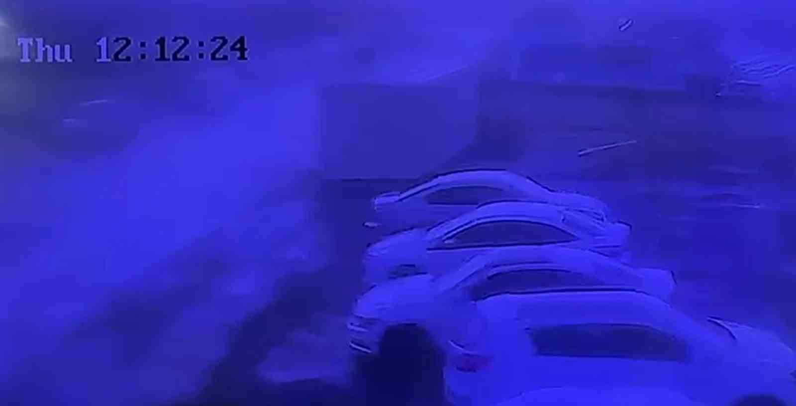 Fırtınanın konteyner ekmek büfesini ve çatıyı uçurduğu anlar kameraya yansıdı