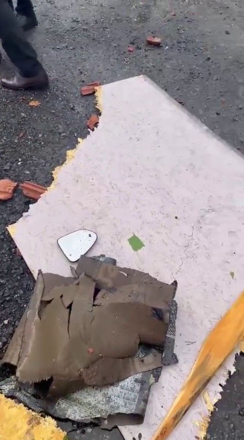 Fırtınanın konteyner ekmek b&uuml;fesini ve &ccedil;atıyı u&ccedil;urduğu anlar kameraya yansıdı
