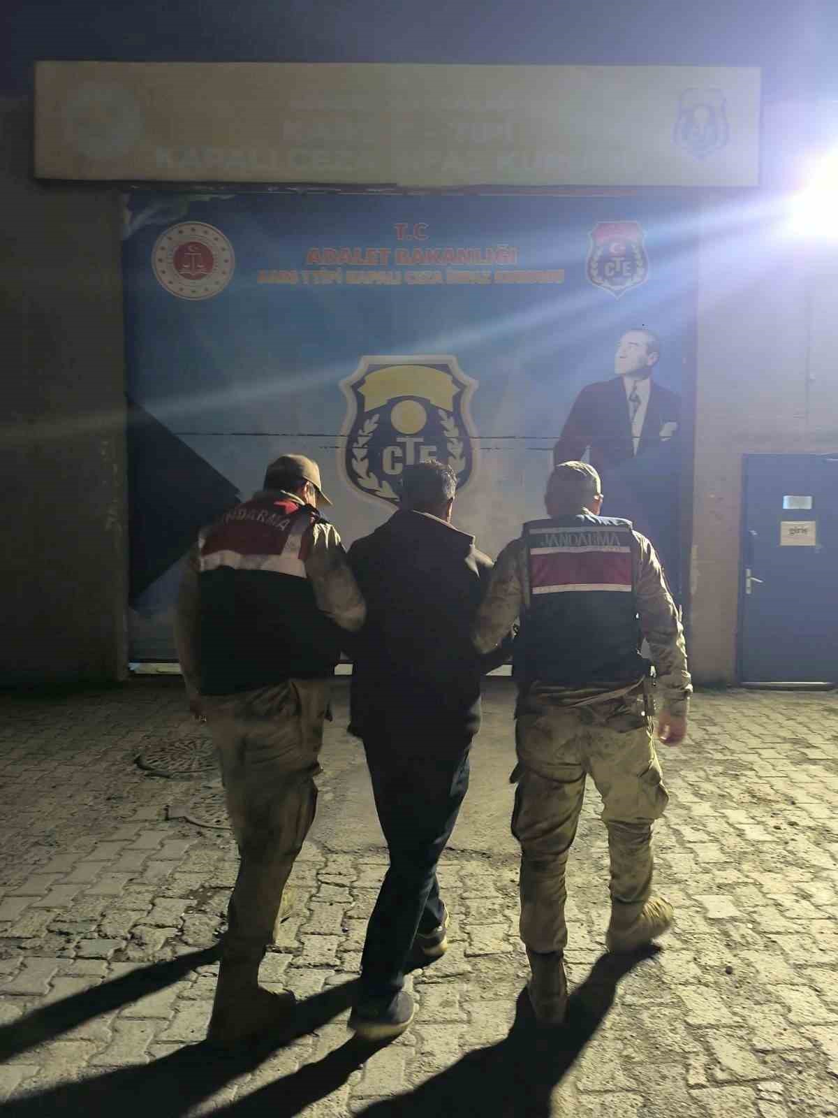 Dolandırıcılıktan aranıyordu Kars’ta jandarma yakaladı