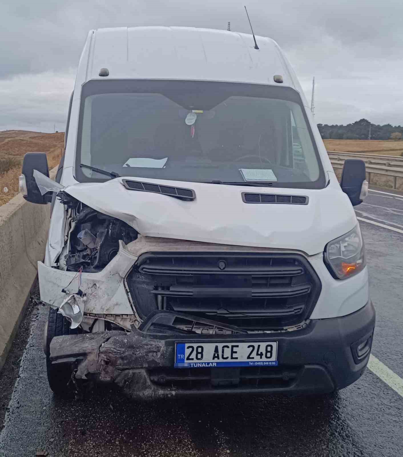 Karab&uuml;k&rsquo;te panelvanın &ccedil;arptığı otomobildeki 2 kişi yaralandı
