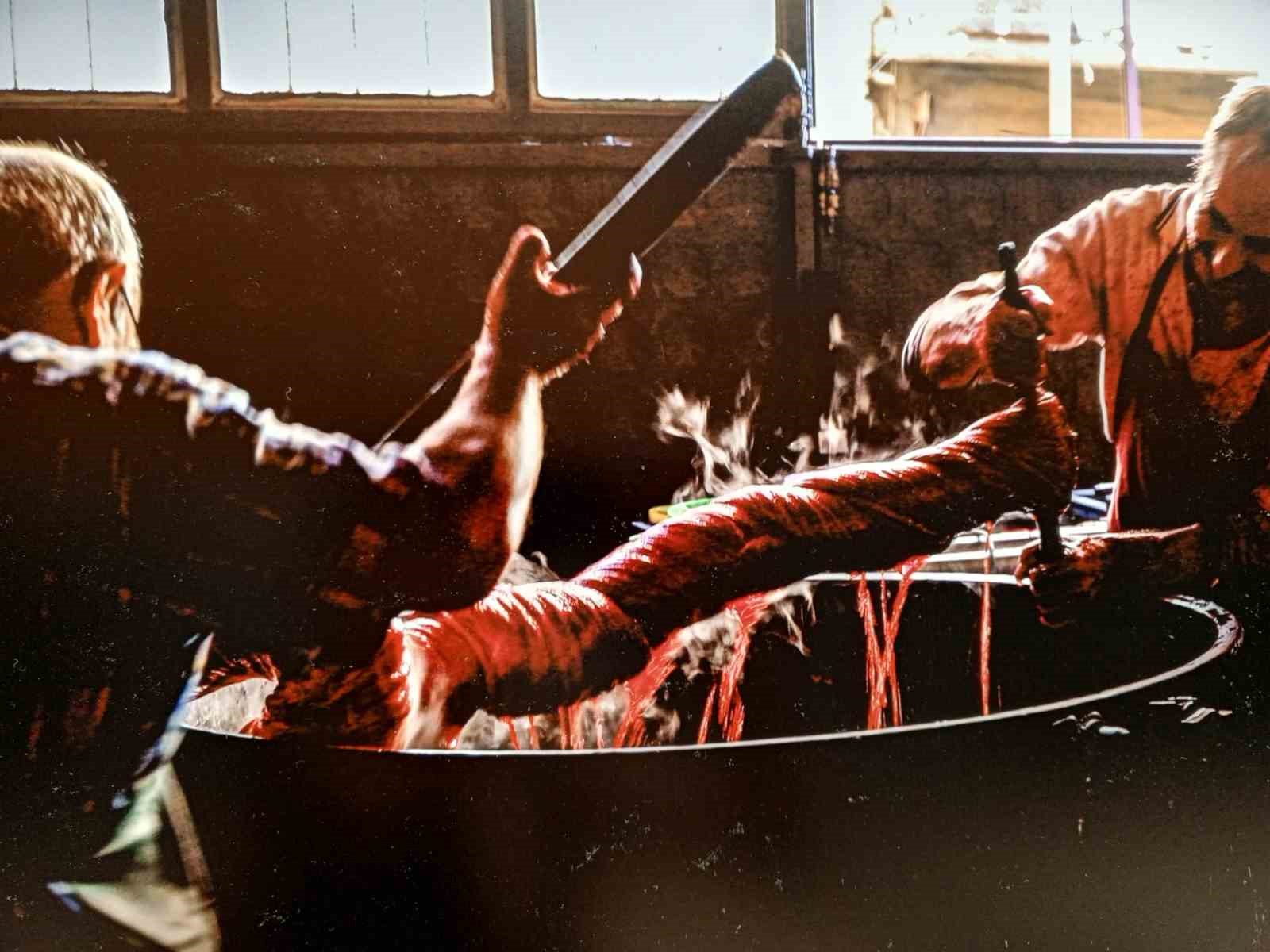 Kutnu Kumaş sergisi ziyaret&ccedil;ilerini Osmanlı modasına g&ouml;t&uuml;r&uuml;yor
