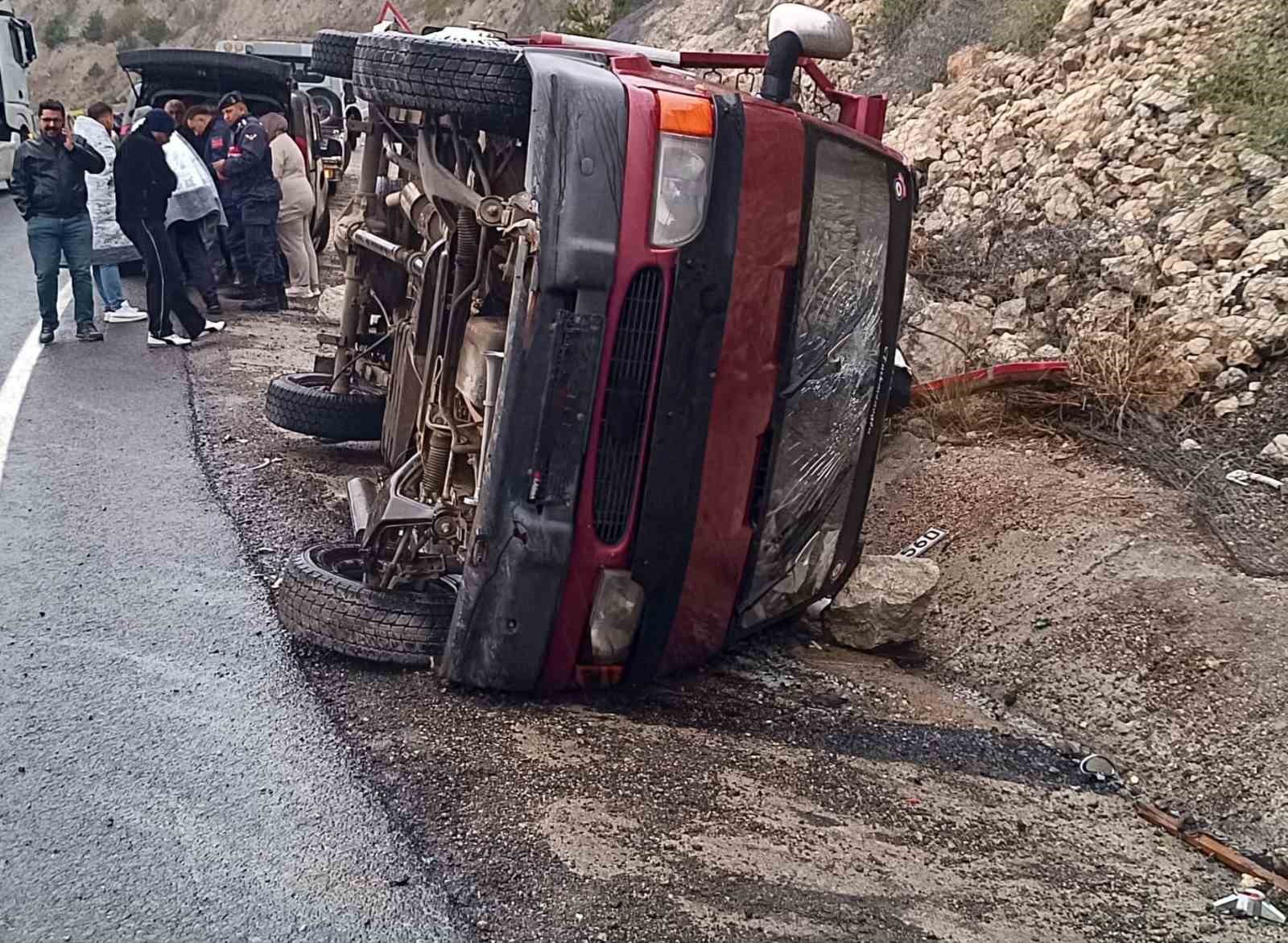 Kamyonet su tahliye kanalına devrildi: 5 yaralı