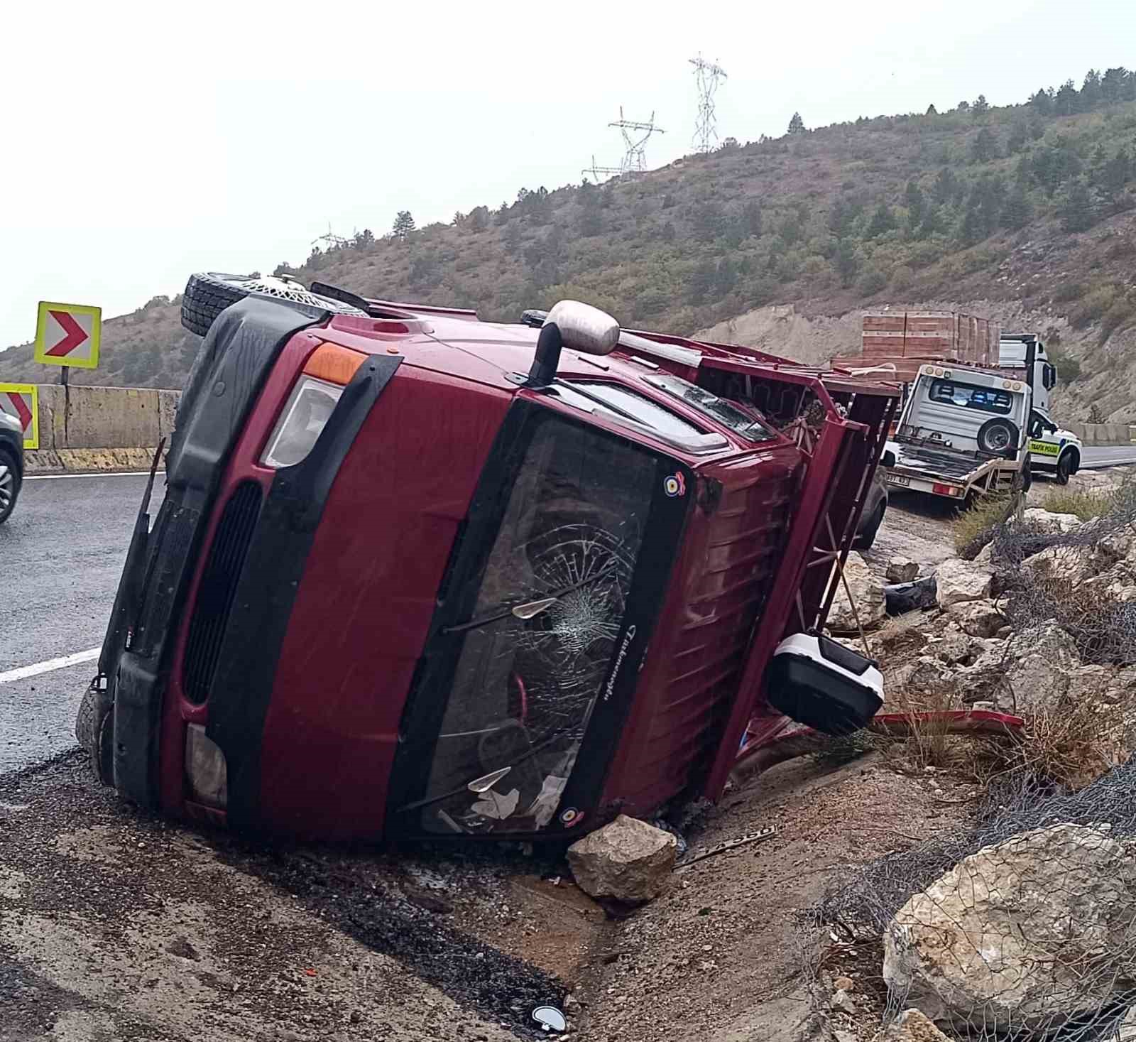 Kamyonet su tahliye kanalına devrildi: 5 yaralı
