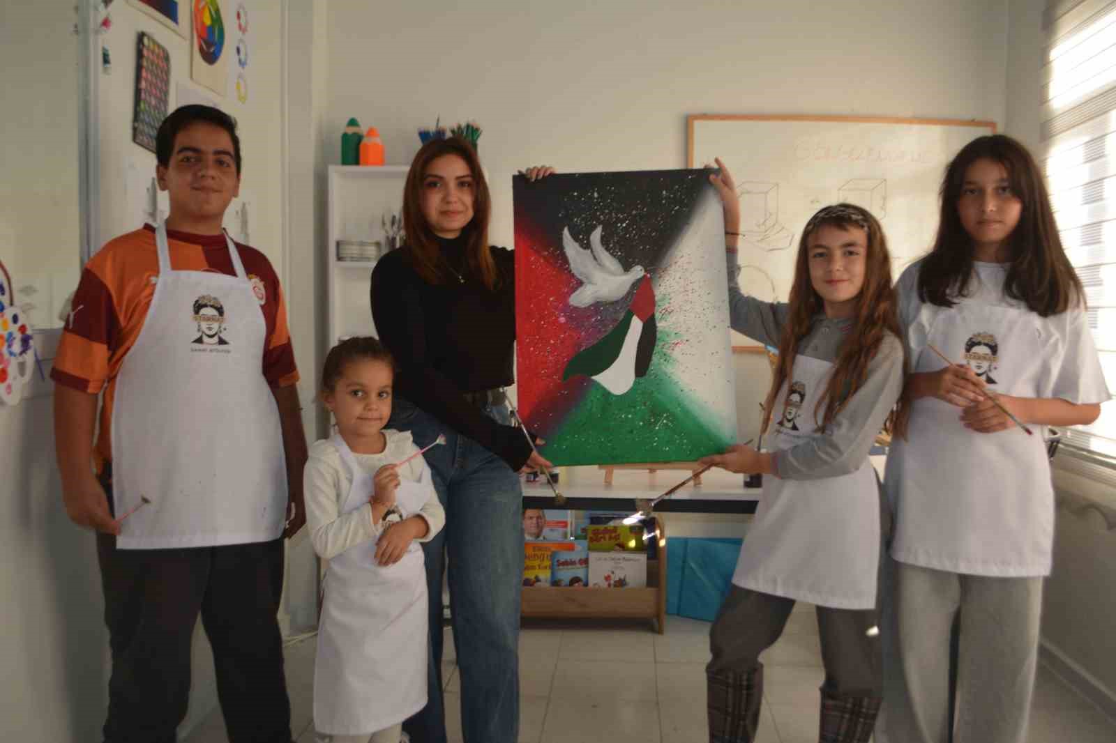 Minik &ccedil;ocuklar Filistin ve Gazze&rsquo;nin resmini &ccedil;izdiler
