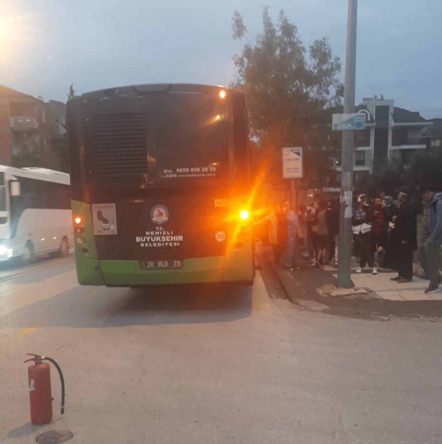 Denizli&rsquo;de halk otob&uuml;s&uuml; yolda kaldı
