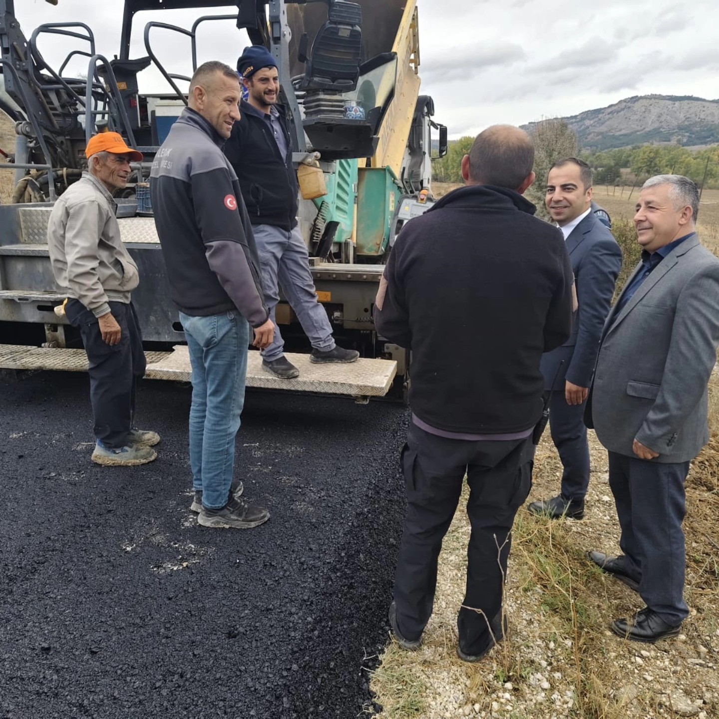 Yenipazar’da yol çalışmalarına Kaymakam Uçar’dan destek
