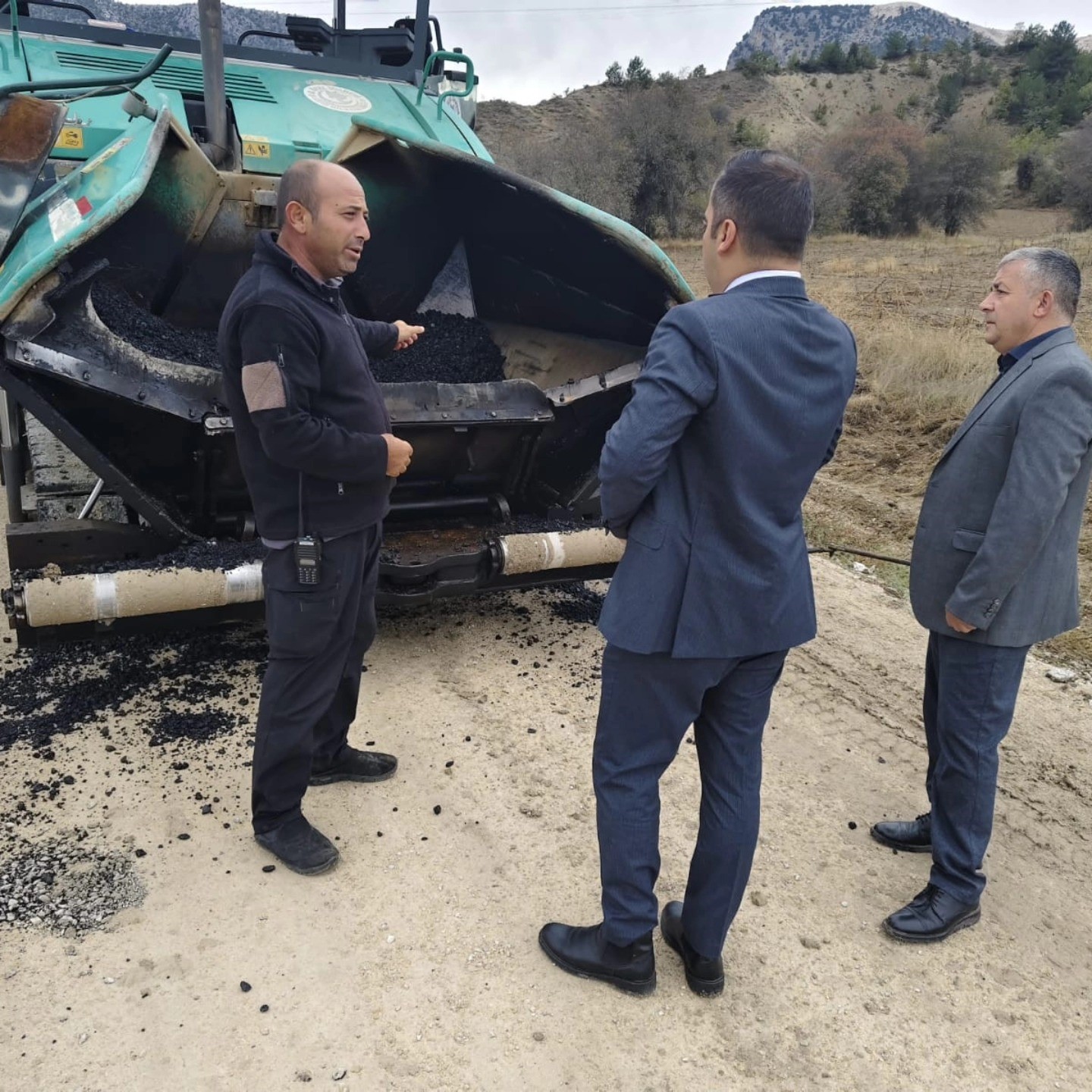 Yenipazar&rsquo;da yol &ccedil;alışmalarına Kaymakam U&ccedil;ar&rsquo;dan destek
