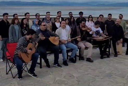 Göldeki mini adada türkülerle "Beyşehir Gölü kurumasın" farkındalık etkinliği