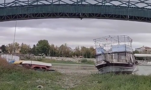 G&ouml;ldeki mini adada t&uuml;rk&uuml;lerle "Beyşehir G&ouml;l&uuml; kurumasın" farkındalık etkinliği
