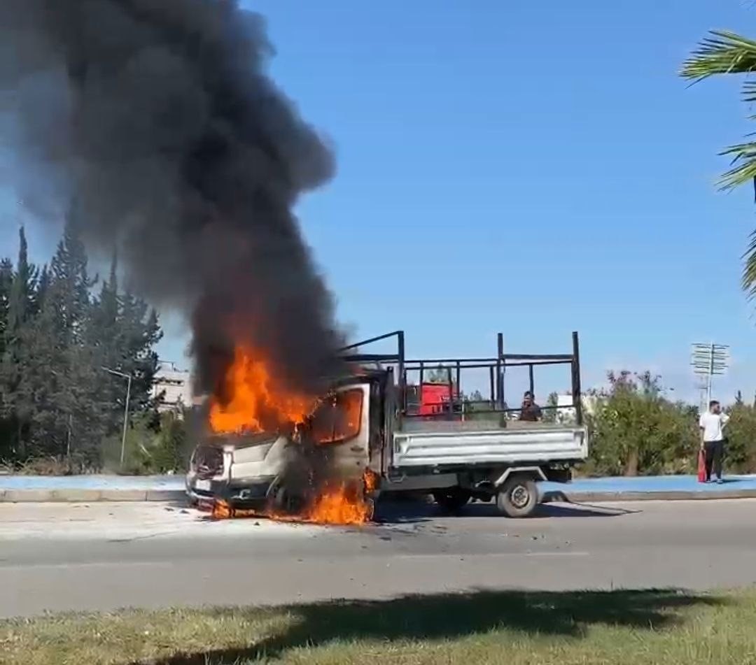 Adana’da kamyonet alev alev yandı