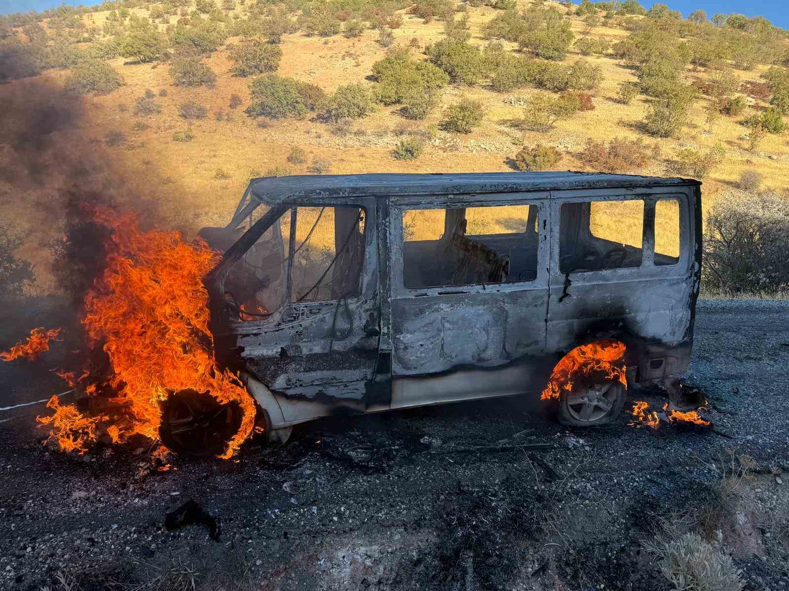 Gercüş’te seyir halinde alev alan minibüs küle döndü