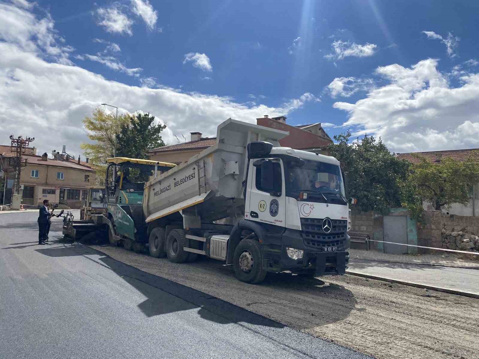 K&uuml;&ccedil;&uuml;kb&uuml;r&uuml;ng&uuml;z ve Subaşı mahallelerinde asfalt &ccedil;alışması s&uuml;r&uuml;yor
