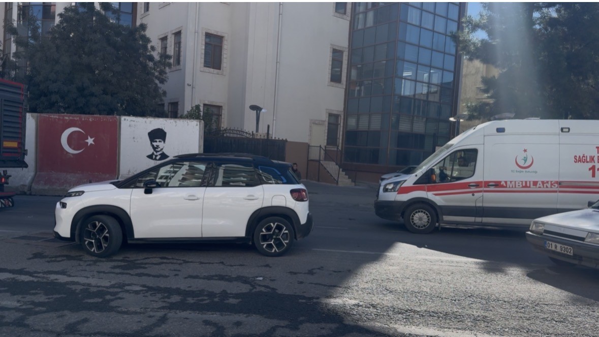 Mardin’de trafik kilitlendi, ’fermuar sistemi’ uygulanmayınca ambulans ters yönden ilerledi