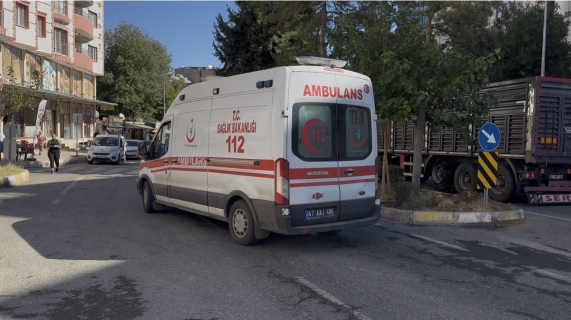 Mardin’de trafik kilitlendi, ’fermuar sistemi’ uygulanmayınca ambulans ters yönden ilerledi