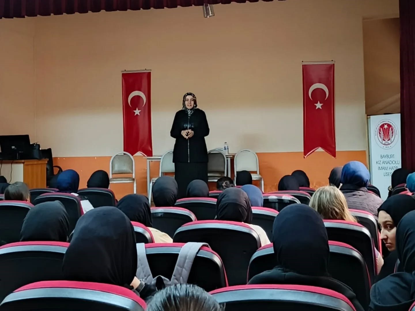 Bayburt&rsquo;ta lise &ouml;ğrencilerine y&ouml;nelik &lsquo;Peygamberimiz ve Aile Ahlakı&rsquo; konulu konferans d&uuml;zenlendi
