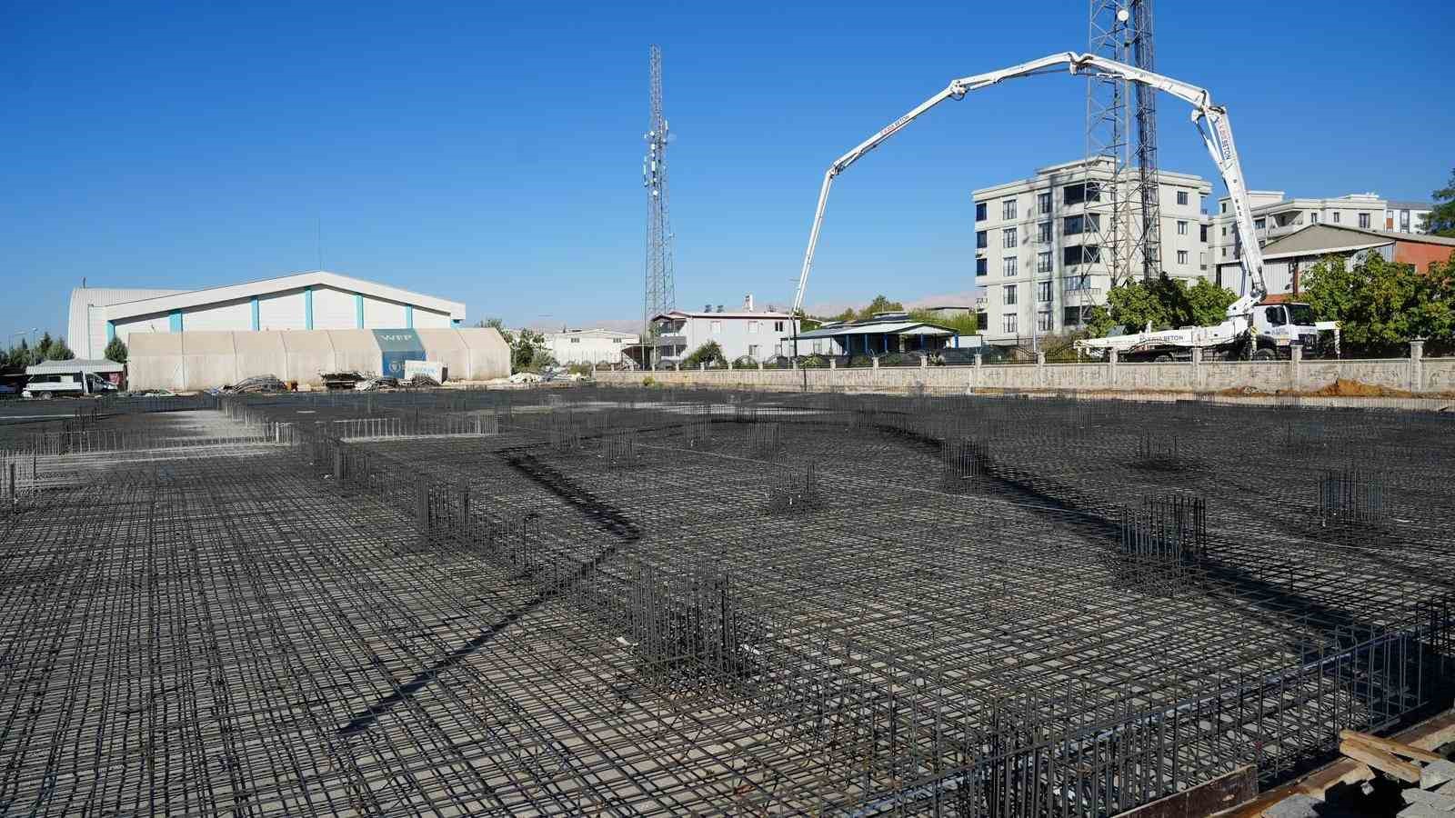 Adıyaman Belediyesi ek hizmet binasında temel betonu döküldü