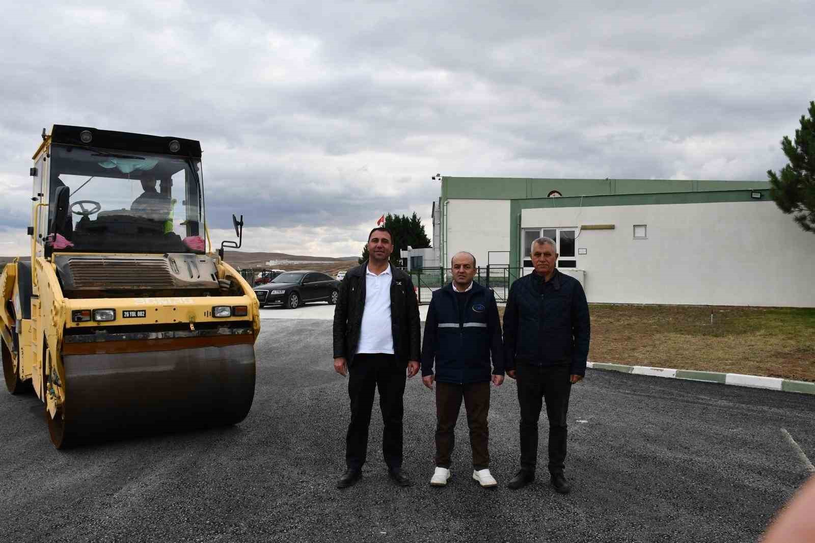 Beylikova Tarım Kredi S&uuml;t Fabrikası yolları sıcak asfaltla yenilendi
