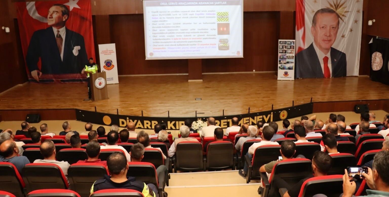 Diyarbakır&rsquo;da okul servis ara&ccedil; s&uuml;r&uuml;c&uuml;leri i&ccedil;in trafik g&uuml;venliği eğitimi verildi

