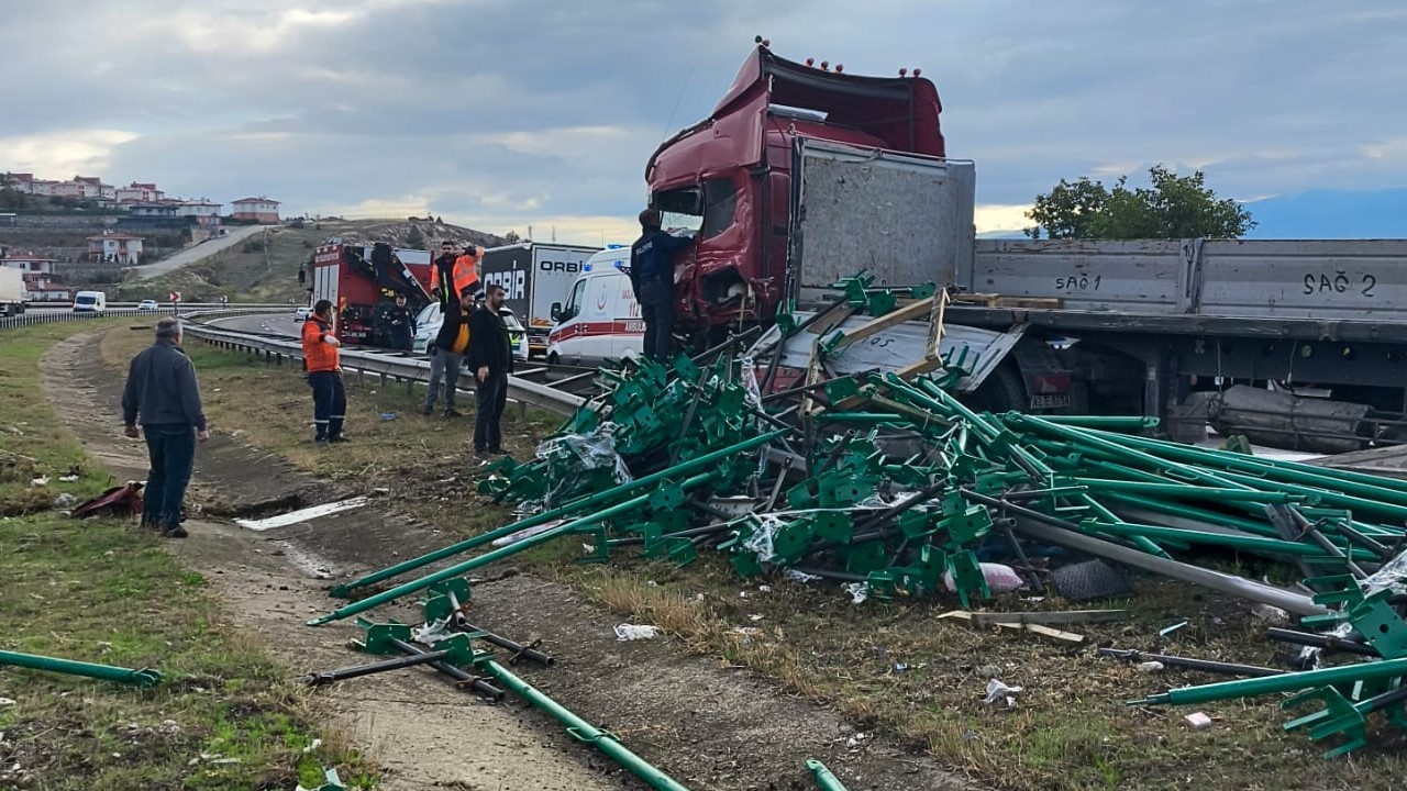 TEM’de bariyerlere çarpan tırın dorsesindeki demir profiller yola saçıldı: 1 yaralı
