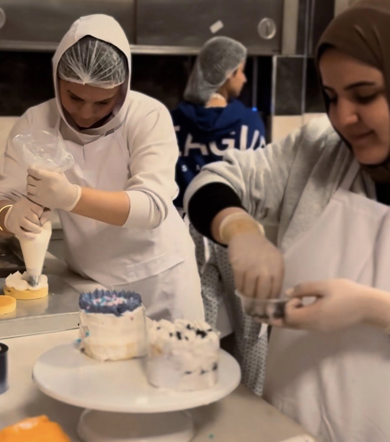 Yurtta kalan kız öğrenciler mutfağa girdi