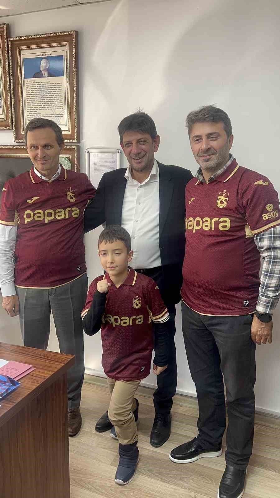Trabzonlular Federasyonu ve Üni TS’den minik taraftara anlamlı ziyaret
