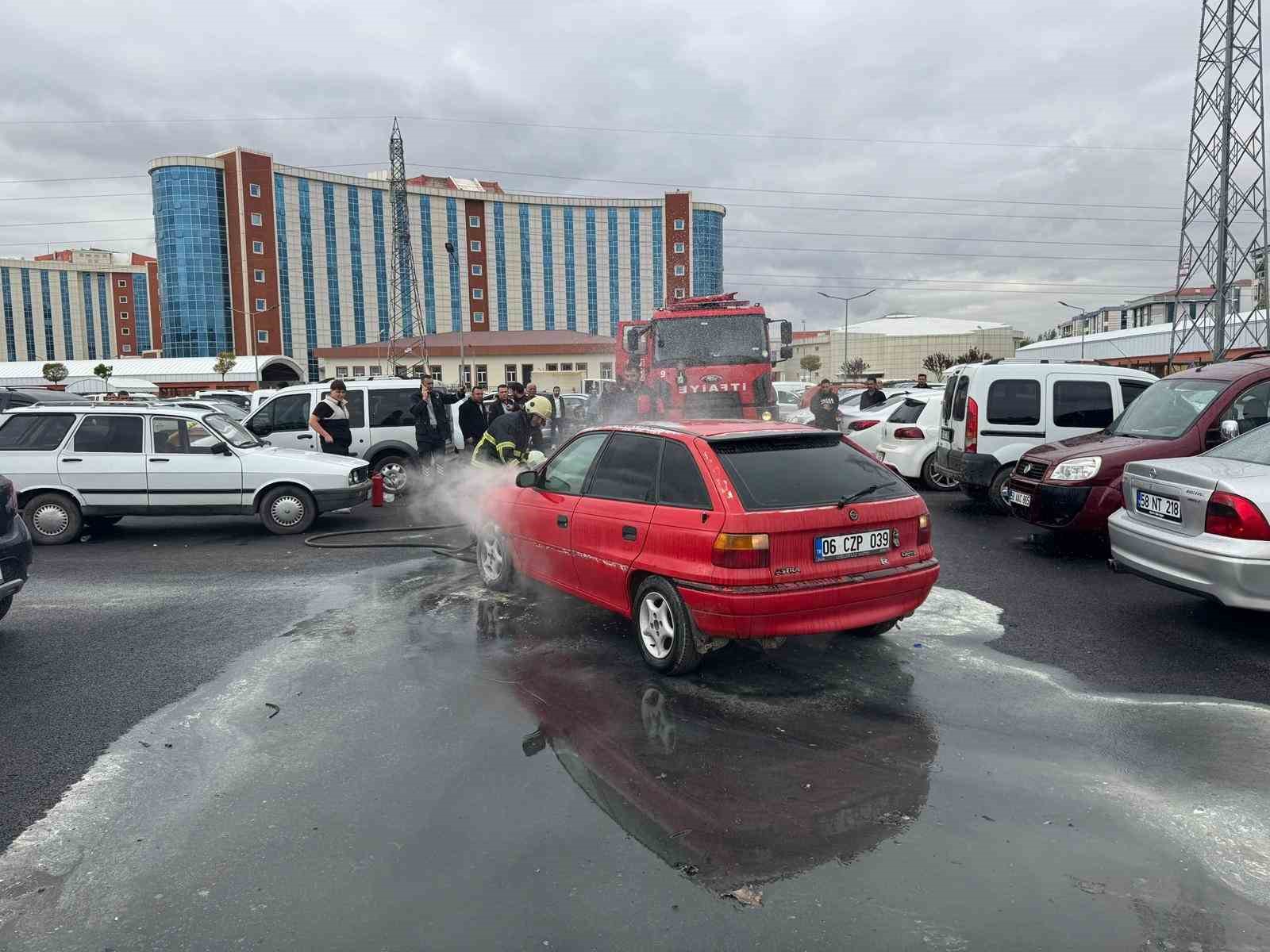 Sivas&rsquo;ta park halindeki otomobilde &ccedil;ıkan yangın, paniğe neden oldu
