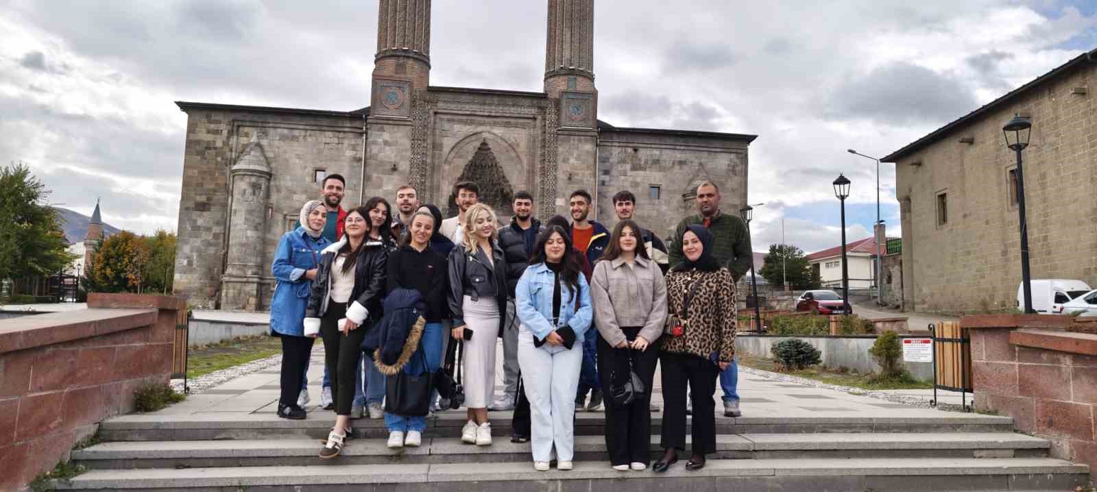Aşkale Gen&ccedil;lik Merkezi&rsquo;nden "Bir bilenle Erzurum" projesi
