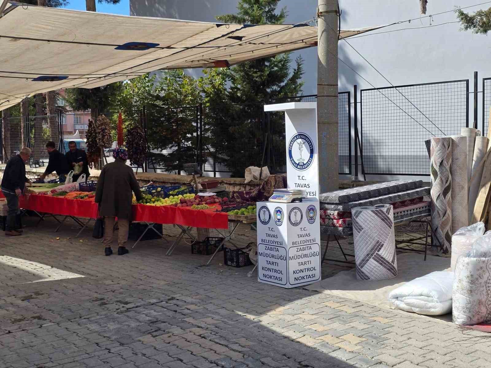 Tavas Belediyesi g&uuml;venilir alışverişi i&ccedil;in pazaryerlerinde tartıları kontrol etti
