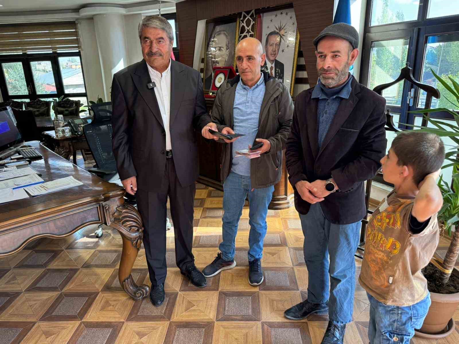 Temizlik personeli buldu, başkan teslim etti: İş&ccedil;inin d&uuml;r&uuml;stl&uuml;ğ&uuml; takdir topladı
