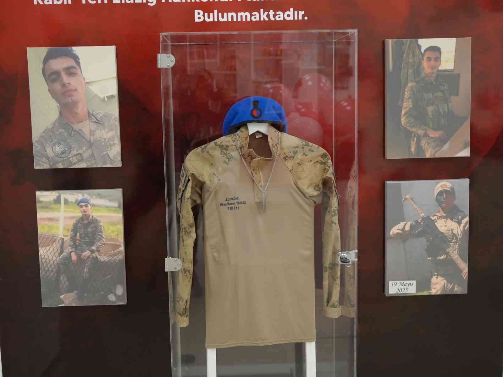 Kütüphaneye adı verilen askerin annesi, oğlunun fotoğrafını severek gözyaşı döktü