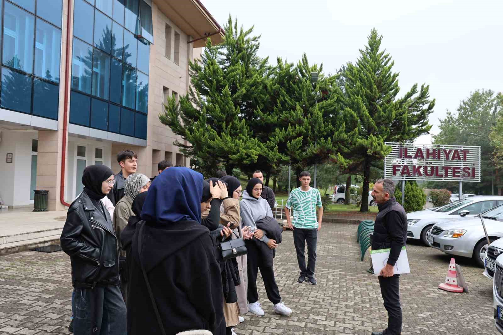 İmam Hatip Lisesi &Ouml;ğrencileri D&uuml;zce &Uuml;niversitesi&rsquo;nde
